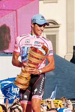 Alberto Contador compitiendo en el Giro de Italia 2011.
