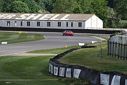 Vehículo acércandose a la chicane desde Woodcote