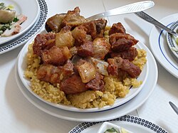 Plato de migas a la alentejana