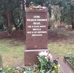 Fotografía de visitantes en la tumba de Hegel