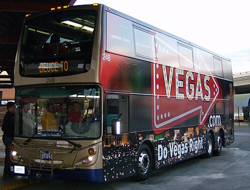 Un autobús del modelo The Deuce cargando pasajeros en una terminal de Las Vegas.