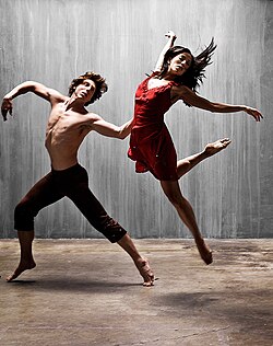 Una pareja interpretando una pieza de danza contemporánea