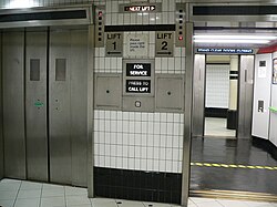 Dos ascensores en la estación Borough del metro de Londres