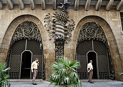 Entrada principal con arcos parabólicos y herrajes detallados