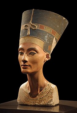 Busto de Nefertiti expuesto en el museo