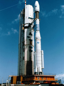 Cohete Ariane 42P en la plataforma de lanzamiento