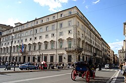 Vista exterior del Palacio Chigi desde la Via del Corso