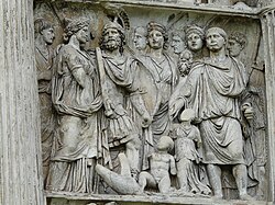 Detalle escultórico del Arco de Trajano en Benevento.