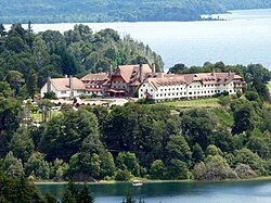 Vista panorámica del hotel desde el Circuito Chico con el lago Moreno al frente