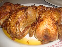 Pollos enteros listos para el consumo cocinados al horno