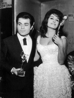 Dalida y Orlando con el Óscar mundial de la Jukebox