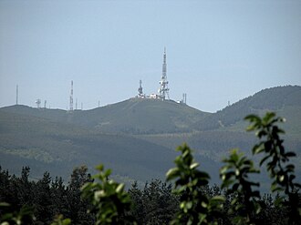 Cumbre del monte Sollube con diversas instalaciones de telecomunicaciones