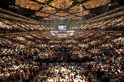 Servicio religioso en el interior de la Iglesia Lakewood.