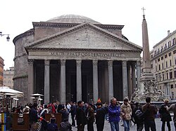 Frontón simple y pórtico del Panteón de Roma, reedificado en su forma actual entre los años 118 y 127.