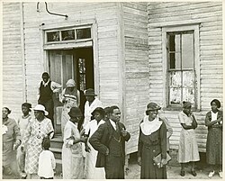 Salida de una iglesia negra en Little Rock, Arkansas, 1935