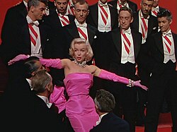 Marilyn Monroe en una escena de Los caballeros las prefieren rubias de 1953