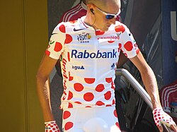 Ciclista portando el maillot de la montaña