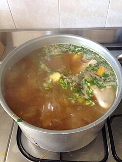 Preparación de un sancocho en una olla grande