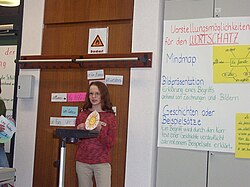 Estudiante concentrada aprendiendo un nuevo idioma