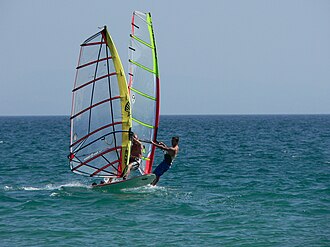 Dos tablavelistas compiten en punta Paloma, Andalucía, España