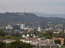 Vista panorámica del letrero desde zonas urbanas cercanas