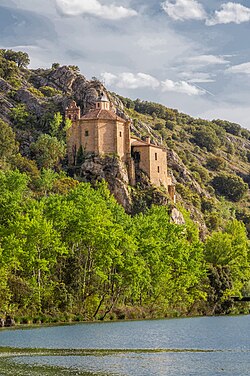 La ermita de San Saturio junto al río Duero a su paso por Soria