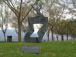 Escultura Txoria en el parque del Puntal en Fuenterrabía