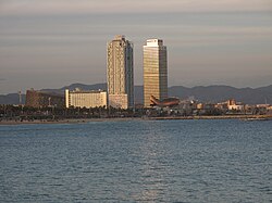 Playa del Somorrostro en 2010 con el Hotel Arts y la Torre Mapfre al fondo