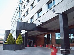 Entrada a la cafetería del Hotel Pío XII en Madrid