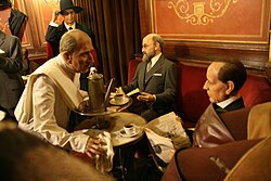 Recreación histórica de un café de principios del siglo XX en un museo de Madrid