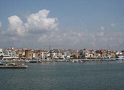 Puerto de Cambrils con la torre de vigilancia