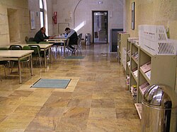 Suelo de mármol en una biblioteca pública en España