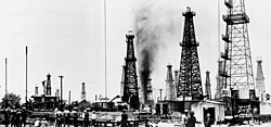 Instalaciones de extracción y torres petrolíferas en Long Beach durante la década de 1920