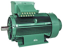 Motor de CA con caja de terminales eléctricos y salida de eje de rotación.