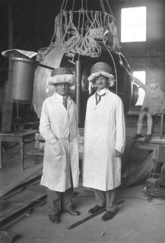 Auguste Piccard y Paul Kipfer con cascos de protección en septiembre de 1930.