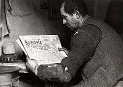 Minero rumano leyendo el diario Scînteia