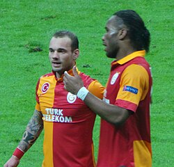 Wesley Sneijder acompañado por su excompañero Didier Drogba