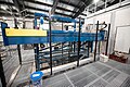 Montacargas industrial operativo en planta química