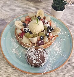 Gofre acompañado de fruta y helado