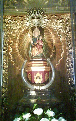 Imagen de la Virgen de Arrate ubicada en su retablo principal.