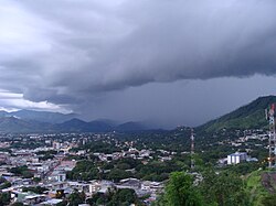 Tormenta producida por una nube cumulonimbo al penetrar en una angostura del valle del río Guárico