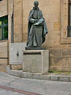Escultura dedicada a Francisco López de Gómara ubicada en Soria.