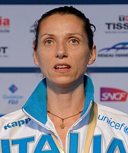 Valentina Vezzali en una competición de esgrima