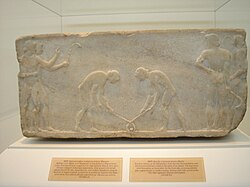 Relieve en mármol del 500 a. C. que muestra a hombres jugando al keretízein