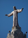 Estatua del Sagrado Corazón coronando la cúspide del templo en el Tibidabo