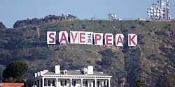 Modificación temporal del letrero con la campaña Save the Peak