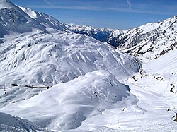 Carretera que cruza el puerto de montaña de Arlberg en Austria