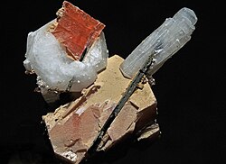 Cristales de serandita, natrolita, analcima y aegirina