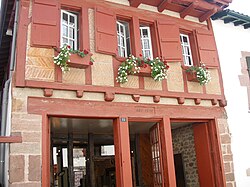 Fachada de la Casa Arcanzola en San Juan de Pie de Puerto
