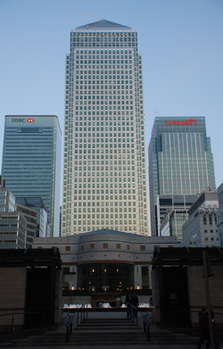 One Canada Square al centro, con 8 Canada Square a la izquierda y 25 Canada Square a la derecha.
